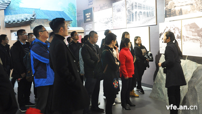 聽(tīng)取講解員介紹胡總書記走過(guò)的歷史